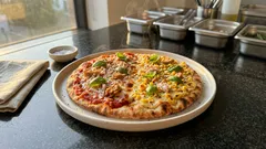 ピタパンで簡単「ダブルOMNIツナピザ」—トマトとマヨコーンを半分ずつ楽しむ